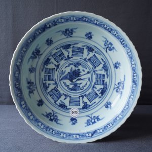 Un plat en porcelaine de Chine bleu et blanc à décor des 'huit trigrammes', Ming — photo 19