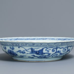 Un plat en porcelaine de Chine bleu et blanc à décor des 'huit trigrammes', Ming — photo 3