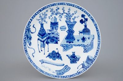 Un plat en porcelaine de Chine bleu et blanc à décor d'objets précieux, Kangxi