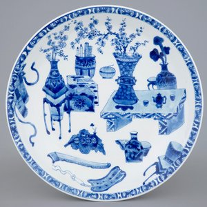 Un plat en porcelaine de Chine bleu et blanc à décor d'objets précieux, Kangxi — photo 1