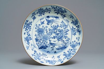 Un plat en porcelaine de Chine bleu et blanc à décor d'oiseaux parmi branches fleuries, époque Transition
