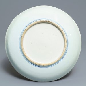 Un plat en porcelaine de Chine bleu et blanc à décor d'oiseaux parmi branches fleuries, époque Transition — photo 2