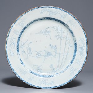 Un plat en porcelaine de Chine bleu et blanc à décor d'un cerf et deux grues, Yongzheng — photo 1