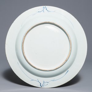 Un plat en porcelaine de Chine bleu et blanc à décor d'un cerf et deux grues, Yongzheng — photo 2