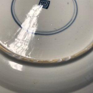 Un plat en porcelaine de Chine bleu et blanc à décor d'un dragon et une carpe, Kangxi — photo 16