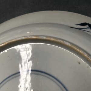 Un plat en porcelaine de Chine bleu et blanc à décor d'un dragon et une carpe, Kangxi — photo 17