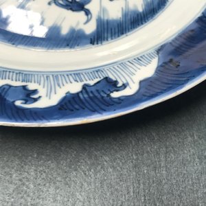 Un plat en porcelaine de Chine bleu et blanc à décor d'un dragon et une carpe, Kangxi — photo 3