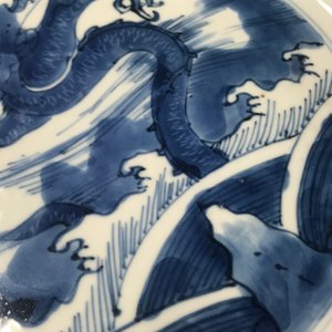 Un plat en porcelaine de Chine bleu et blanc à décor d'un dragon et une carpe, Kangxi — photo 8