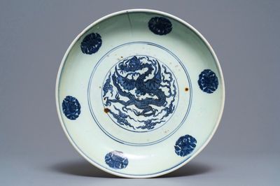 Un plat en porcelaine de Chine bleu et blanc à décor d'un dragon, marque et époque de Jiajing
