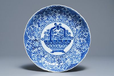 Un plat en porcelaine de Chine bleu et blanc à décor d'un panier fleuri, Kangxi