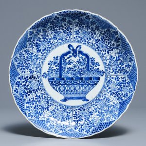 Un plat en porcelaine de Chine bleu et blanc à décor d'un panier fleuri, Kangxi — photo 1
