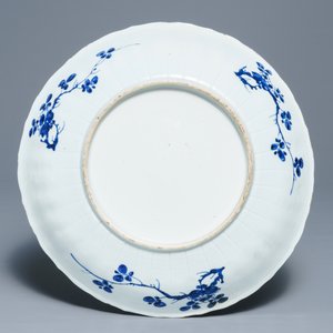 Un plat en porcelaine de Chine bleu et blanc à décor d'un panier fleuri, Kangxi — photo 2