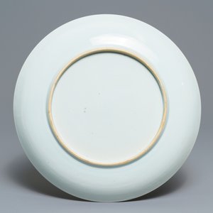 Un plat en porcelaine de Chine bleu et blanc à décor d'un paysage fluvial, Yongzheng/Qianlong — photo 2
