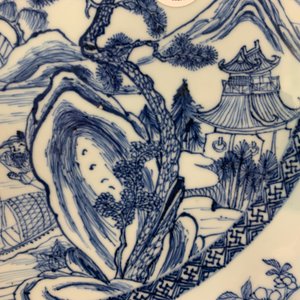 Un plat en porcelaine de Chine bleu et blanc à décor d'un paysage fluvial, Yongzheng/Qianlong — photo 10