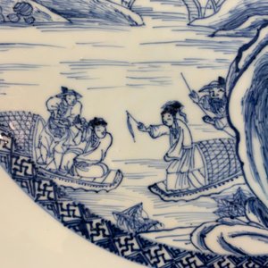 Un plat en porcelaine de Chine bleu et blanc à décor d'un paysage fluvial, Yongzheng/Qianlong — photo 6