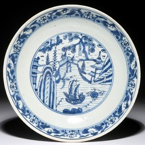 Un plat en porcelaine de Chine bleu et blanc à décor d'un paysage, Jiajing — photo 1