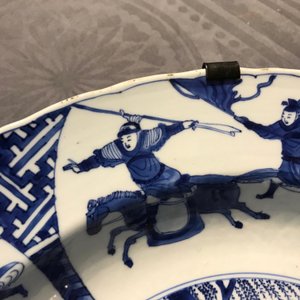 Un plat en porcelaine de Chine bleu et blanc à décor d'une bataille, marque de Chenghua, Kangxi — photo 11