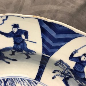 Un plat en porcelaine de Chine bleu et blanc à décor d'une bataille, marque de Chenghua, Kangxi — photo 4