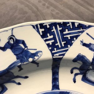 Un plat en porcelaine de Chine bleu et blanc à décor d'une bataille, marque de Chenghua, Kangxi — photo 8
