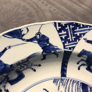 Un plat en porcelaine de Chine bleu et blanc à décor d'une bataille, marque de Chenghua, Kangxi — photo 10
