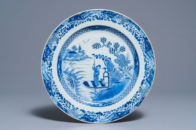 Un plat en porcelaine de Chine bleu et blanc à décor d'une femme dans un bateau, Qianlong