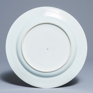 Un plat en porcelaine de Chine bleu et blanc à décor d'une femme dans un bateau, Qianlong — photo 2