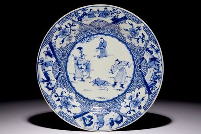 Un plat en porcelaine de Chine bleu et blanc à décor d'une punition, Yongzheng/Qianlong
