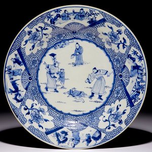 Un plat en porcelaine de Chine bleu et blanc à décor d'une punition, Yongzheng/Qianlong — photo 1