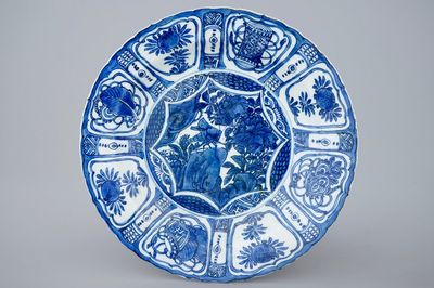 Un plat en porcelaine de Chine bleu et blanc à décor d'une sauterelle, Wanli, 1573-1619
