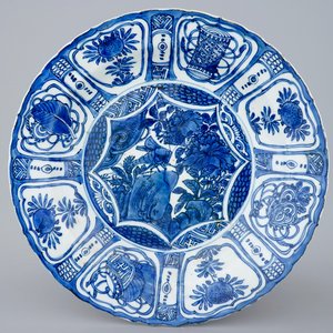 Un plat en porcelaine de Chine bleu et blanc à décor d'une sauterelle, Wanli, 1573-1619 — photo 1