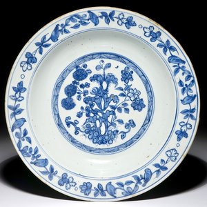 Un plat en porcelaine de Chine bleu et blanc à décor floral, Jiajing — photo 1