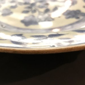 Un plat en porcelaine de Chine bleu et blanc à décor floral, Jiajing — photo 4