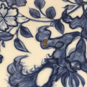 Un plat en porcelaine de Chine bleu et blanc à décor floral, Jiajing — photo 9