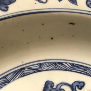 Un plat en porcelaine de Chine bleu et blanc à décor floral, Jiajing — photo 10
