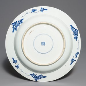 Un plat en porcelaine de Chine bleu et blanc à décor floral, Kangxi — photo 2