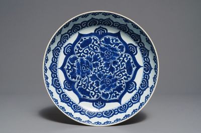 Un plat en porcelaine de Chine bleu et blanc à décor floral, Kangxi