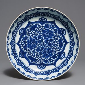 Un plat en porcelaine de Chine bleu et blanc à décor floral, Kangxi — photo 1