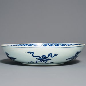 Un plat en porcelaine de Chine bleu et blanc à décor floral, Kangxi — photo 3