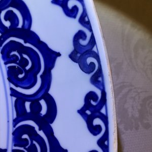 Un plat en porcelaine de Chine bleu et blanc à décor floral, Kangxi — photo 7