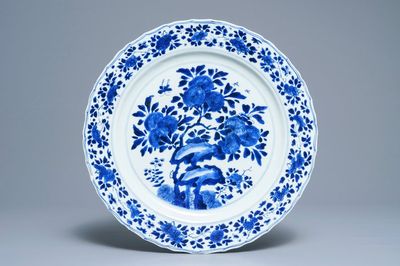 Un plat en porcelaine de Chine bleu et blanc à décor floral, marque et époque de Kangxi