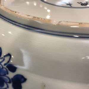 Un plat en porcelaine de Chine bleu et blanc à décor floral, marque et époque de Kangxi — photo 6