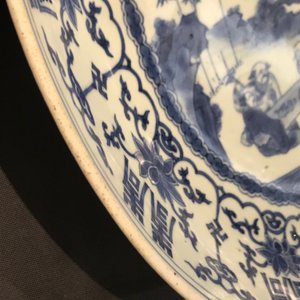 Un plat en porcelaine de Chine bleu et blanc aux caractères Shou, époque Transition — photo 12