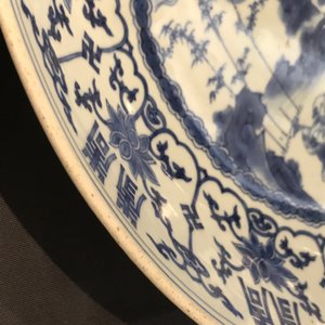 Un plat en porcelaine de Chine bleu et blanc aux caractères Shou, époque Transition — photo 13