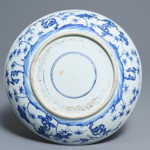 Un plat en porcelaine de Chine bleu et blanc aux caractères Shou, époque Transition — photo 2