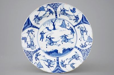 Un plat en porcelaine de Chine bleu et blanc aux guerriers à cheval, Kangxi