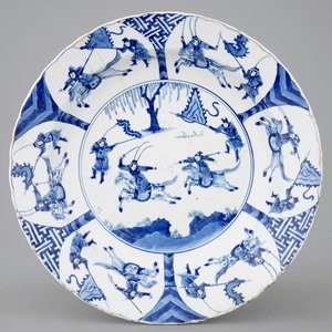Un plat en porcelaine de Chine bleu et blanc aux guerriers à cheval, Kangxi — photo 1