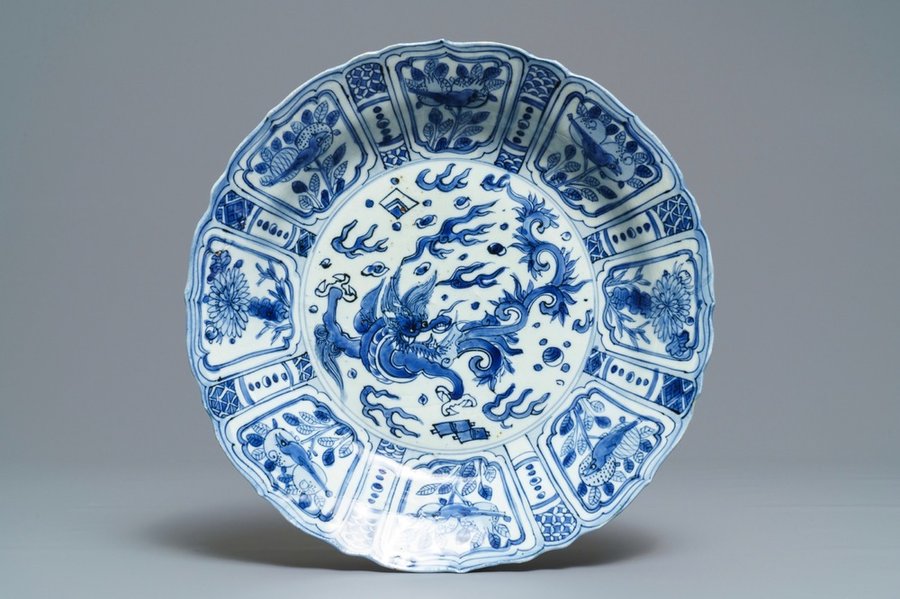 Un plat en porcelaine de Chine bleu et blanc de type kraak à décor d'un dragon, Wanli — photo 1