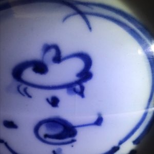 Un plat en porcelaine de Chine bleu et blanc de type kraak à décor d'un dragon, Wanli — photo 3