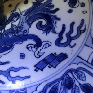 Un plat en porcelaine de Chine bleu et blanc de type kraak à décor d'un dragon, Wanli — photo 7