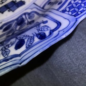 Un plat en porcelaine de Chine bleu et blanc de type kraak à décor d'un dragon, Wanli — photo 8